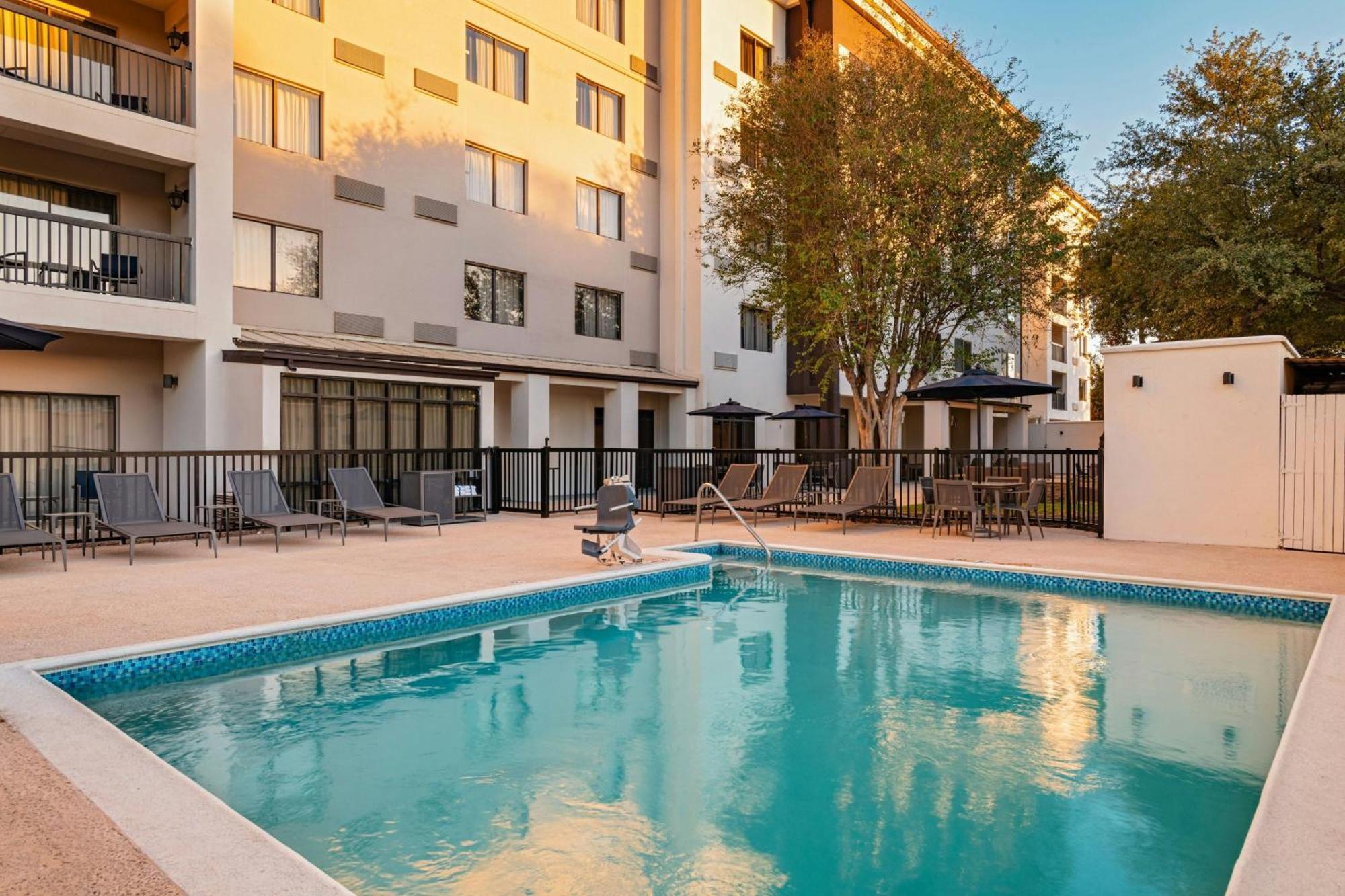 Courtyard Laredo Hotel Kültér fotó